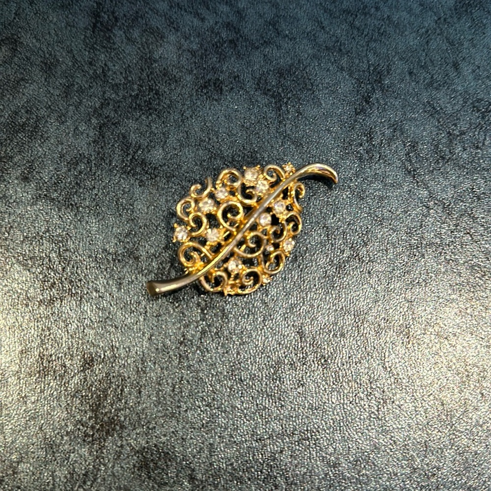 Gold tone leaf brooch